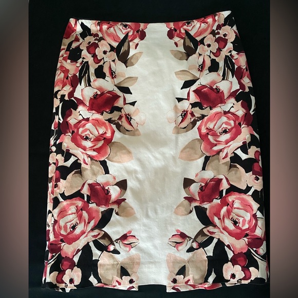 White House Black Market Dresses & Skirts - White House Black Market floral skirt size 4